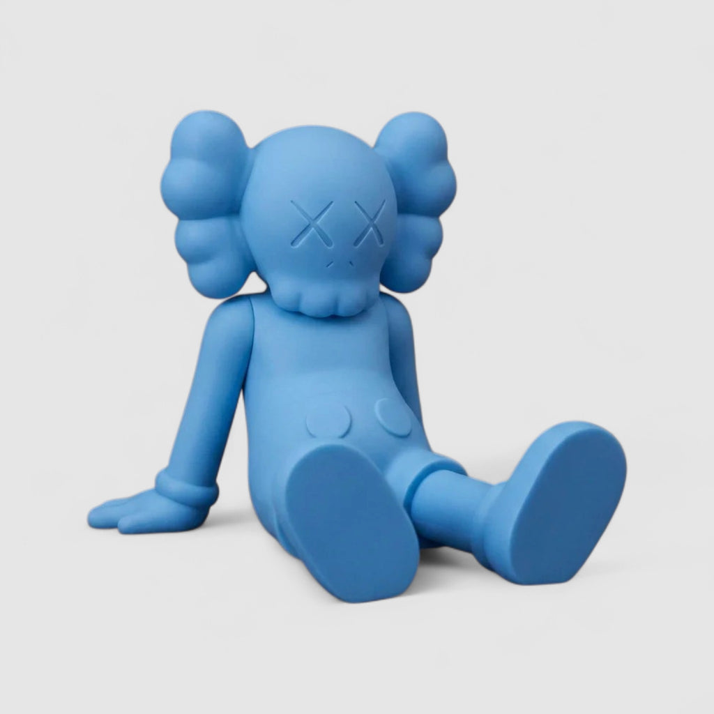 Crossed-Out Eye Sitting Figure, 3D printed figure on grey background | sgc-photo-v1